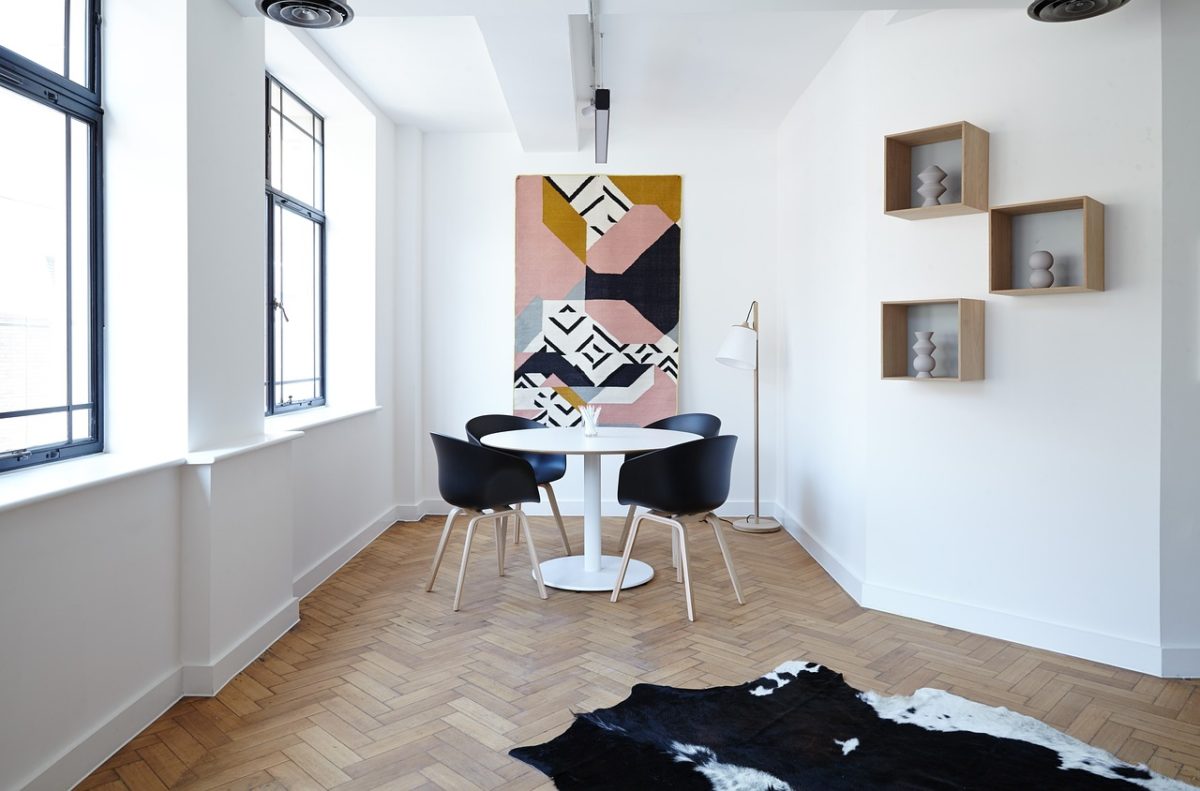 Image d'un intérieur moderne, aux murs blancs