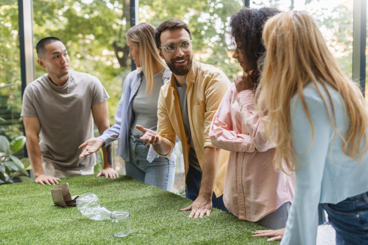 Image d'un groupe de jeunes trentenaires enthousiastes
