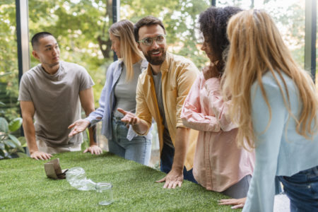 Image d'un groupe de jeunes trentenaires enthousiastes