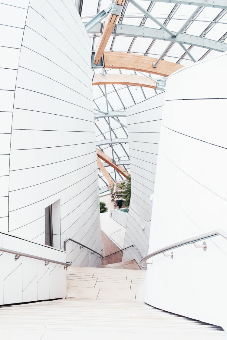 Image d'un intérieur moderne et spacieux de bâtiment