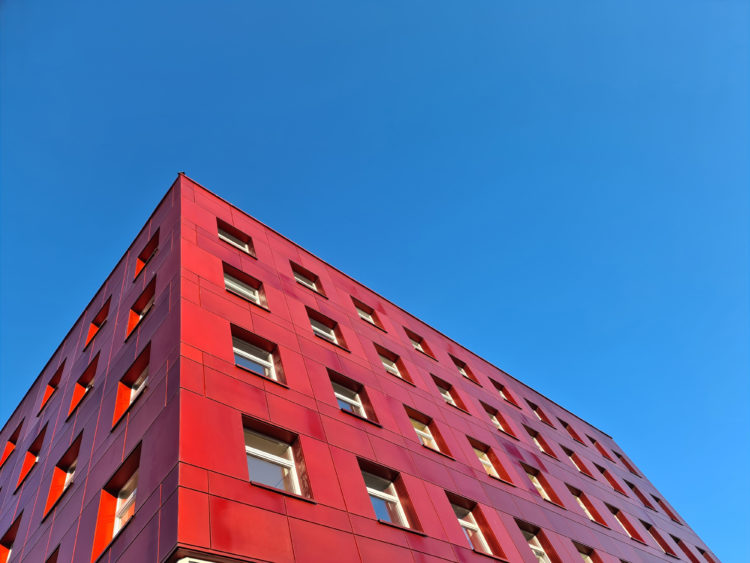 Image de l'exterieur d'un immeuble à la façade rouge